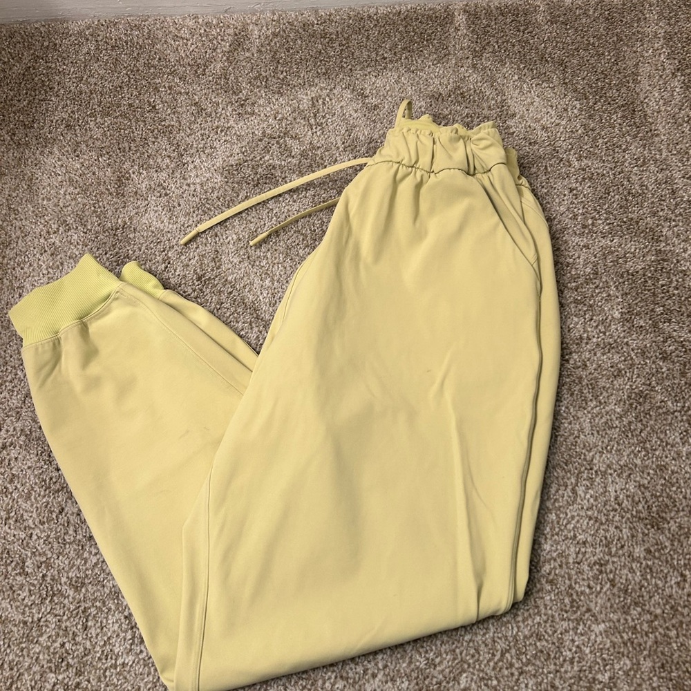 Lululemon joggers 🥂